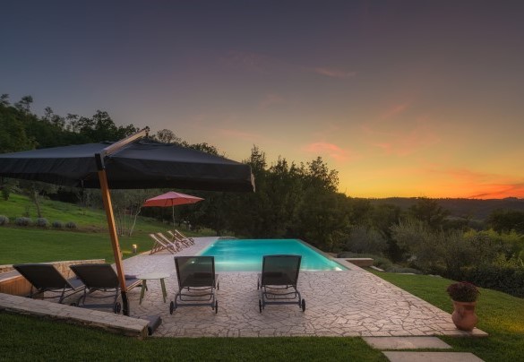 La piscina illuminata da un poetico tramonto - La Vecchia Pieve