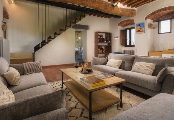 Salotto al primo piano accanto alla cucina e scala per il secondo piano - La Vecchia Pieve