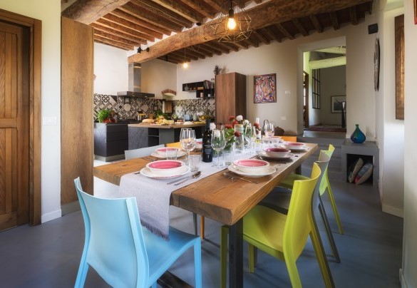 Cucina accessoriata con piani di lavoro isola e tavolo da pranzo - La Vecchia Pieve