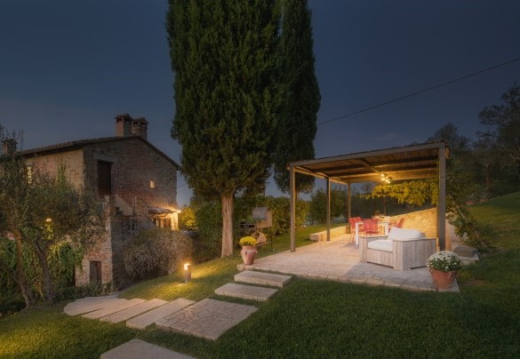 La proprietà illuminata da luci soffuse - La Vecchia Pieve