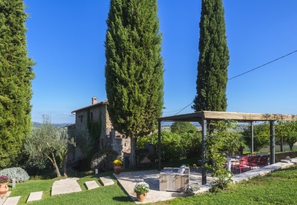 Pergola in bambù e glicine con il tavolo da pranzo e il barbecue fisso - La Vecchia Pieve