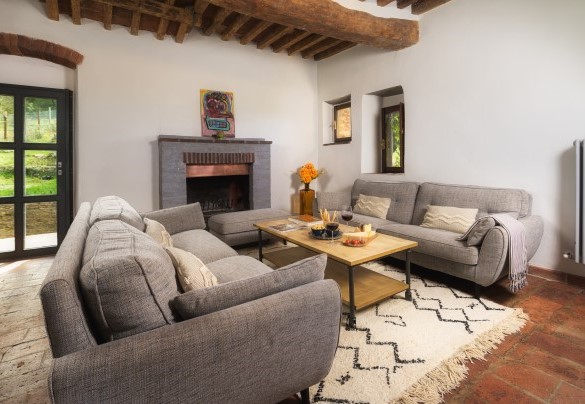 Salotto al primo piano accanto alla cucina con ingresso e caminetto - La Vecchia Pieve