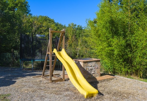 Giochi per bambini accanto al parcheggio - La Vecchia Pieve