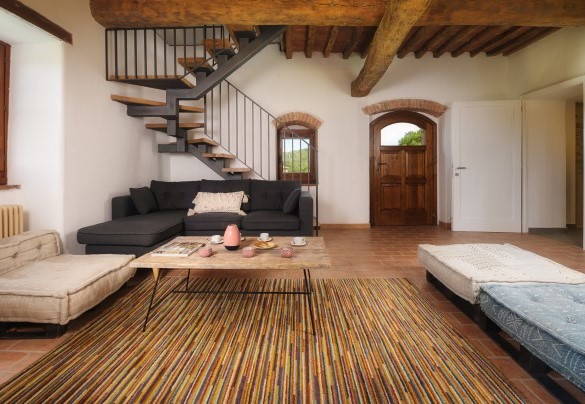 Living al piano terra con tv, ingresso indipendente e scala per il primo - La Vecchia Pieve