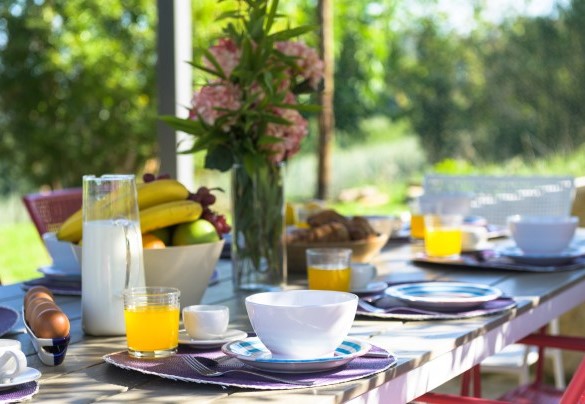 Un’invitante colazione sotto la pergola tra il casale e la piscina - La Vecchia Pieve