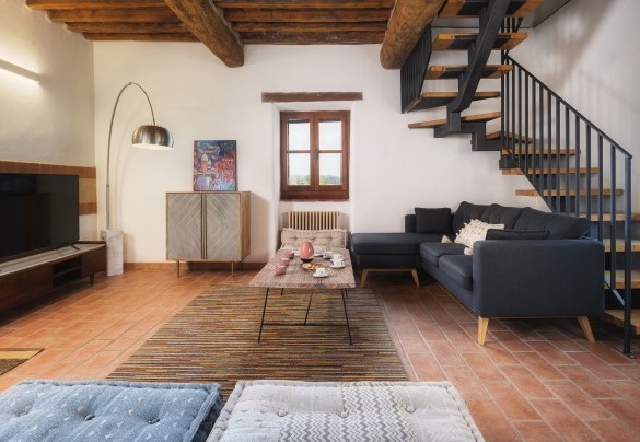 Living al piano terra con tv, ingresso indipendente e scala per il primo - La Vecchia Pieve