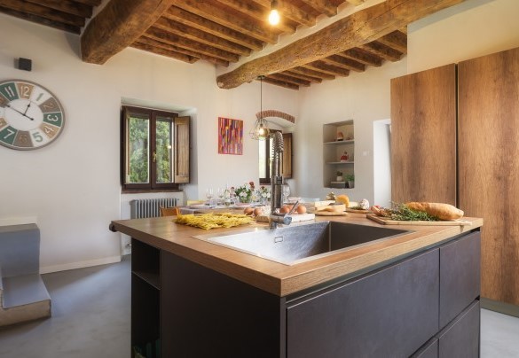 Isola con lavabo e piano di lavoro in cucina - La Vecchia Pieve