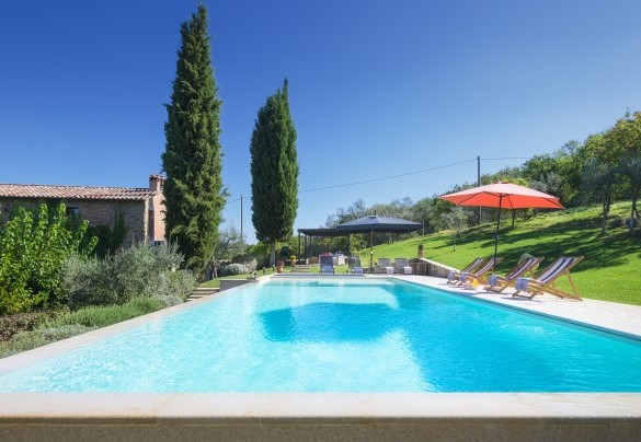 Piscina a sfioro su due lati con spiaggetta - La Vecchia Pieve