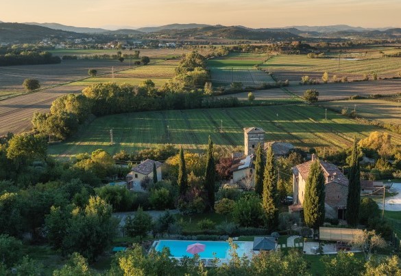 La proprietà circondata da prati naturali, seminativi e macchie boschive - La Vecchia Pieve