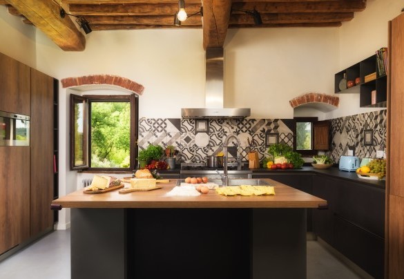 Cucina accessoriata con piani di lavoro isola e tavolo da pranzo - La Vecchia Pieve