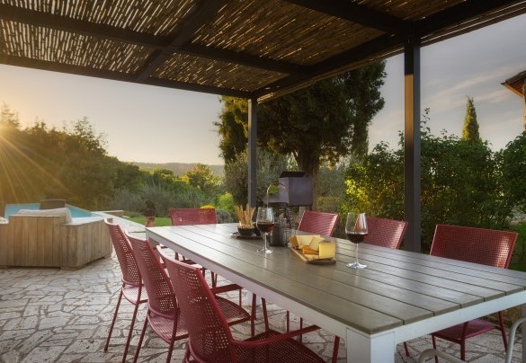 aperitivo al tramonto accanto alla piscina - La Vecchia Pieve