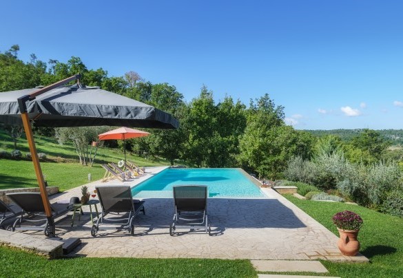 La piscina misura 5 m x 12,5 m con profondità crescente da 1,10 m a 1,95 m - La Vecchia Pieve