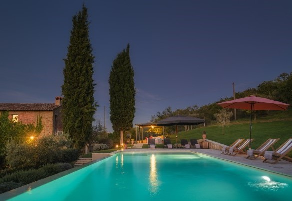Piscina igienizzata a sale e illuminata internamente - La Vecchia Pieve