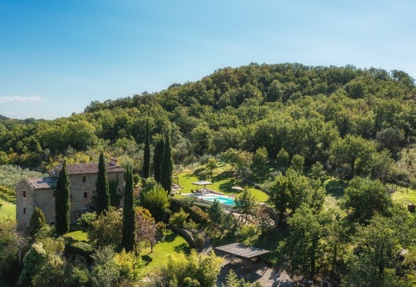 Il parco della proprietà dominato da querce e cipressi - La Vecchia Pieve