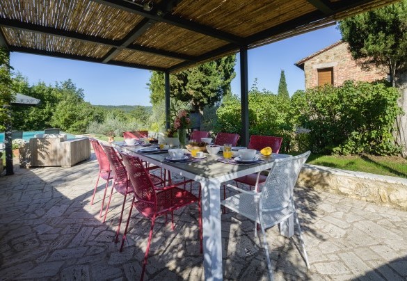 Pergola con tavolo da pranzo e barbecue tra il casale e la piscina - La Vecchia Pieve