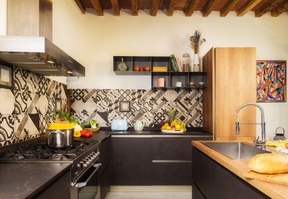 Cucina accessoriata con piani di lavoro isola e tavolo da pranzo - La Vecchia Pieve