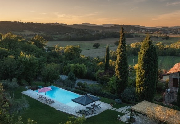 La proprietà nelle luci calde del tramonto - La Vecchia Pieve