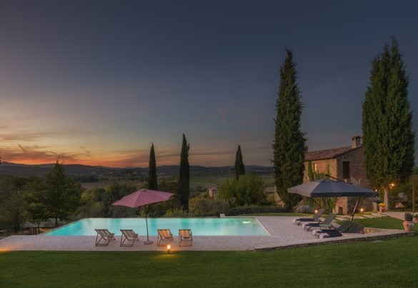 I bagliori del tramonto sulle colline umbre all’orizzonte - La Vecchia Pieve