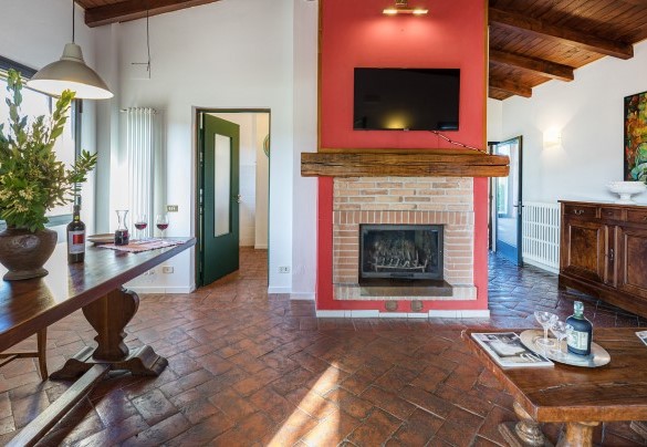 The living area with sofa and fireplace - La Vigna