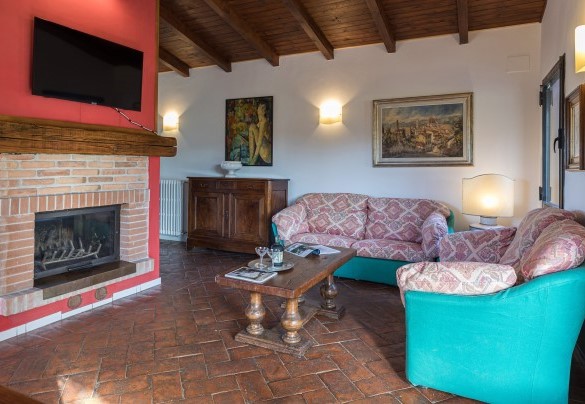 The living area with sofa and fireplace - La Vigna