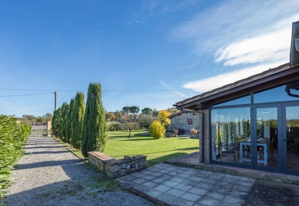 View of the veranda and the lawn- La Vigna