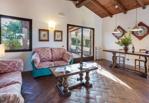 The living area with sofa - La Vigna