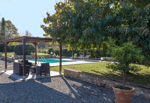 On the lawn surrounding the house is the swimming pool with adjacent gazebo that provides shade to a seating area - La Vigna
