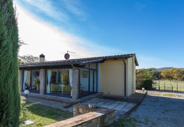 The veranda with the dining area and direct access to the garden- La Vigna