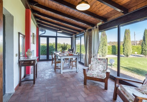 The air-conditioned veranda, set up as a living area, allows guests to enjoy pleasant meals in a cosy environment - La Vigna