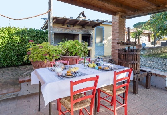  The breakfast area under the loggiato - La Vigna