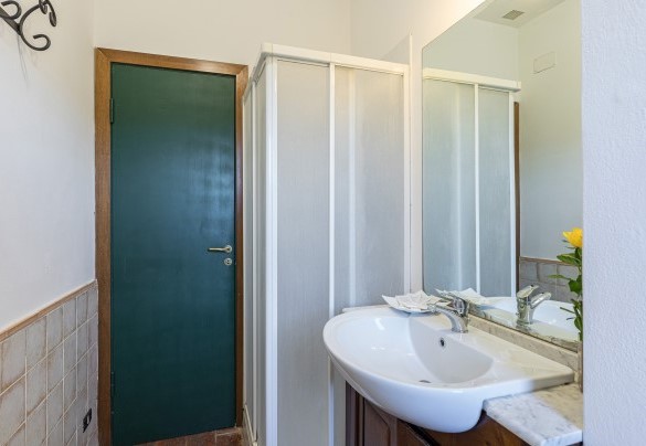 Bathroom n. 1 with shower beside the bedroom n. 2- La Vigna