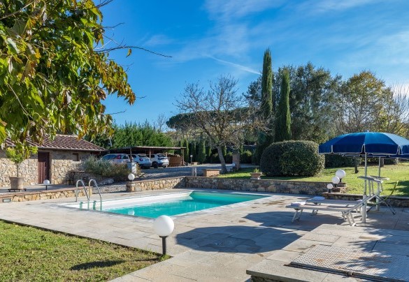 The swimming pool is lined in sand-coloured PVC and has chlorine purification - La Vigna