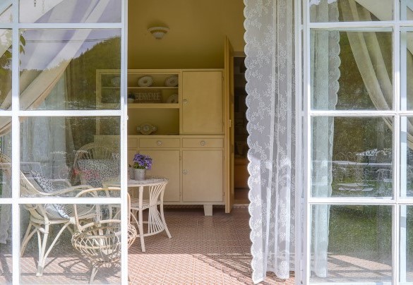 Una veranda funge da ingresso al piano inferiore per la villa - La villa Dina