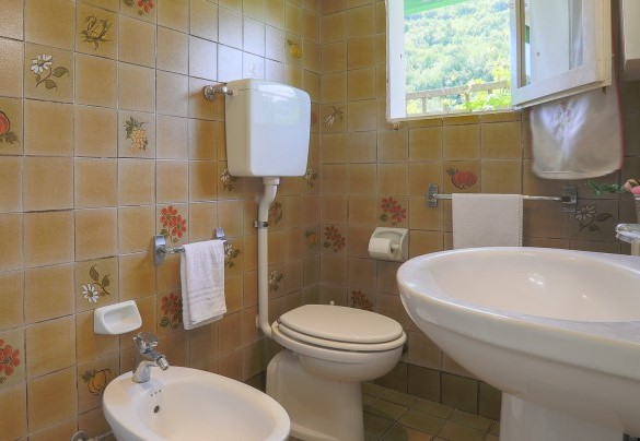 Il bagno di servizio al piano terra - La villa Dina