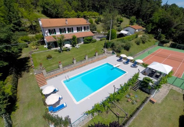 La piscina si estende su un terrazzamento antistante la proprietà - La villa Dina