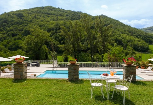 La piscina si estende su un terrazzamento antistante la proprietà - La villa Dina