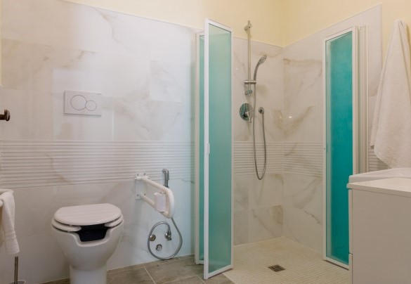 Un bagno al piano superiore - La villa Dina
