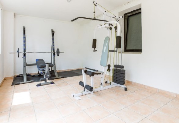 La palestra è dotata di alcuni attrezzi - La villa Dina