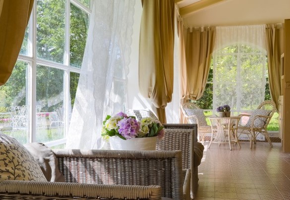 La veranda è il luogo perfetto per colazioni al riparo dal vento - La villa Dina