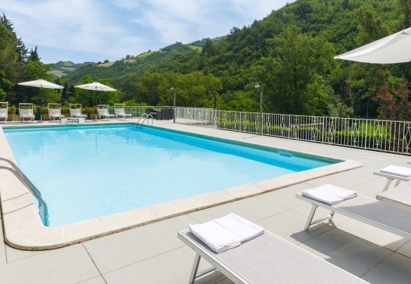 I lettini della zona piscina compongono l'area solarium - La villa Dina