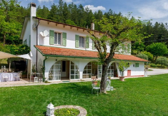 Villa Dina si affaccia su un parco di circa 40.000mq - La villa Dina