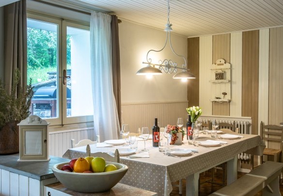 Il tavolo da pranzo è atistante la cucina - La villa Dina
