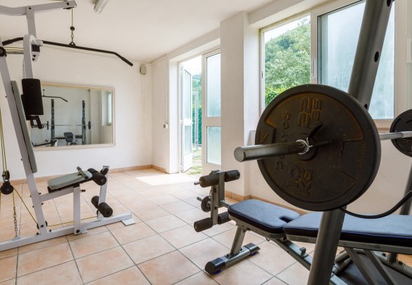 La palestra dietro alla piscina - La villa Dina