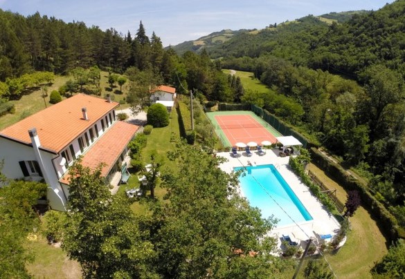 Villa Dina si affaccia su un parco di circa 40.000mq - La villa Dina