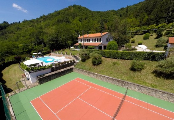 Il campo da tennis è a pochi passi dal casale - La villa Dina