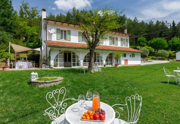 Villa Dina si affaccia su un parco di circa 40.000mq - La villa Dina