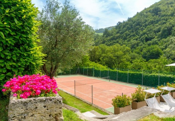 Accanto alla piscina sorge il campo da tennis - La villa Dina