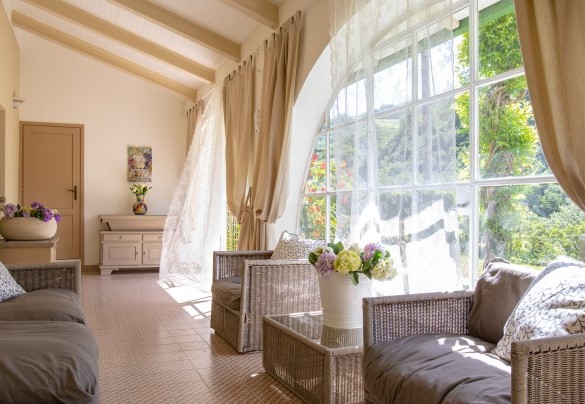 La veranda è il luogo perfetto per colazioni al riparo dal vento - La villa Dina