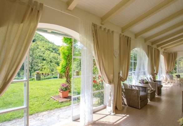 Una veranda funge da ingresso al piano inferiore per la villa - La villa Dina
