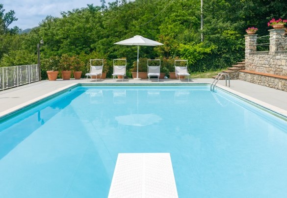 Un trampolino si sporge sulla piscina - La villa Dina